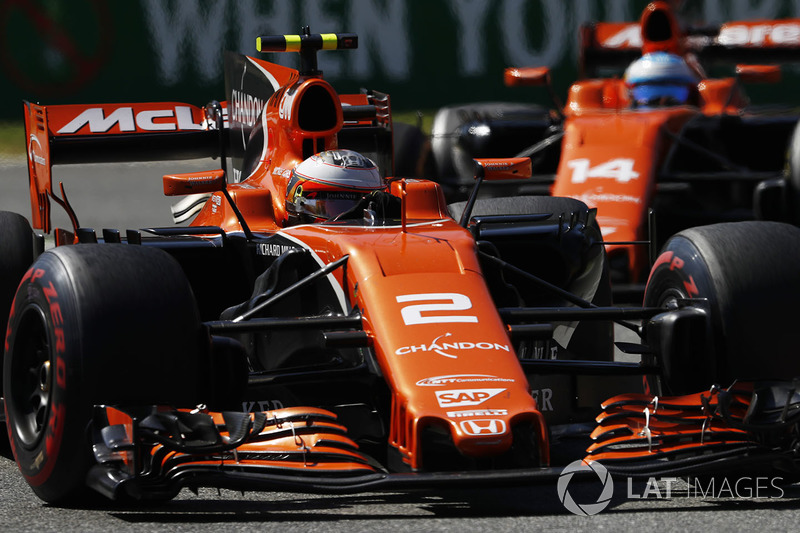 Stoffel Vandoorne, McLaren MCL32 en Fernando Alonso, McLaren MCL32