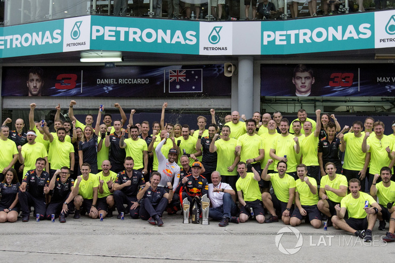 Race winner Max Verstappen, Red Bull Racing with Christian Horner, Red Bull Racing Team Principal, Dr. Helmut Marko, Red Bull Motorsport Consultant, Daniel Ricciardo, Red Bull Racing and the team