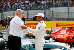 Ross Brawn, directeur de la compétition du Formula One Group, félicite Lewis Hamilton, Mercedes AMG F1, pour sa 68e pole position