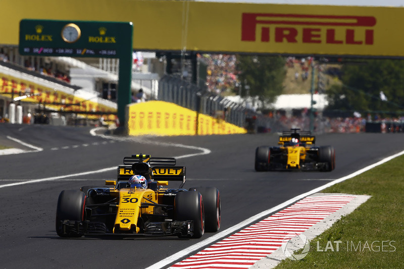 Jolyon Palmer, Renault Sport F1 Team RS17, Nico Hulkenberg, Renault Sport F1 Team RS17