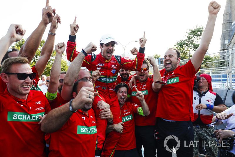 Lucas di Grassi, ABT Schaeffler Audi Sport, celebra con su equipo después de ganar el Campeonato