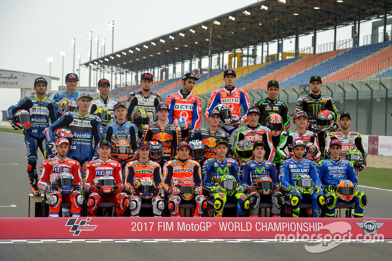 Groupshoot with all riders from 2017