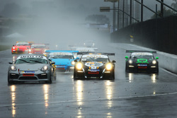 Los autos de la Porsche GT3 Cup siguen al auto de seguridad en Curitiba