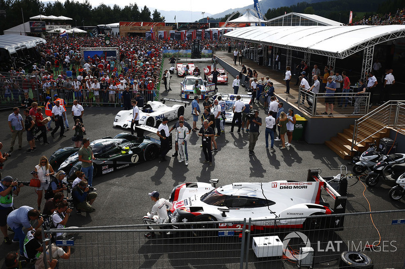 Брендон Хартли позирует рядом с Porsche 919 Hybrid