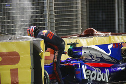 Daniil Kvyat, Scuderia Toro Rosso, sort de sa voiture après un accident