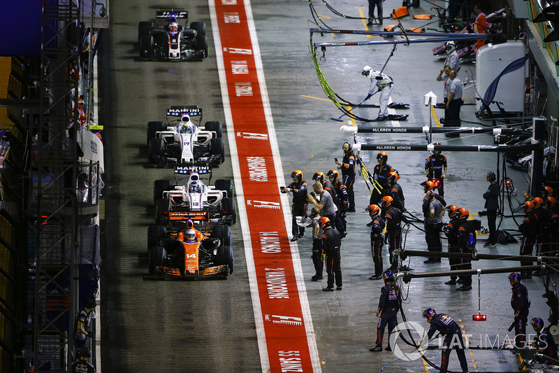 Fernando Alonso, McLaren MCL32 leads Lance Stroll, Williams FW40, Felipe Massa, Williams FW40 and Romain Grosjean, Haas F1 Team VF-17 in the pits