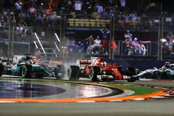 Sebastian Vettel, Ferrari SF70H, Lewis Hamilton, Mercedes AMG F1 W08