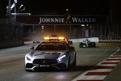 Автомобіль безпеки попереду Льюіса Хемілтона, Mercedes AMG F1 W08