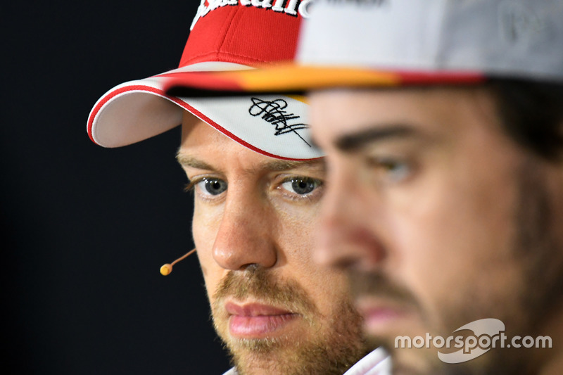 Sebastian Vettel, Ferrari y Fernando Alonso, McLaren en la conferencia de prensa de la FIA