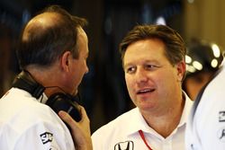 Jonathan Neale, Director de operaciones McLaren con Zak Brown, Director Ejecutivo de McLaren