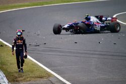 Carlos Sainz, Scuderia Toro Rosso, sufre un accidente con el STR12