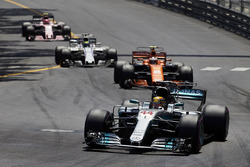Lewis Hamilton, Mercedes AMG F1 W08; Stoffel Vandoorne, McLaren MCL32; Felipe Massa, Williams FW40
