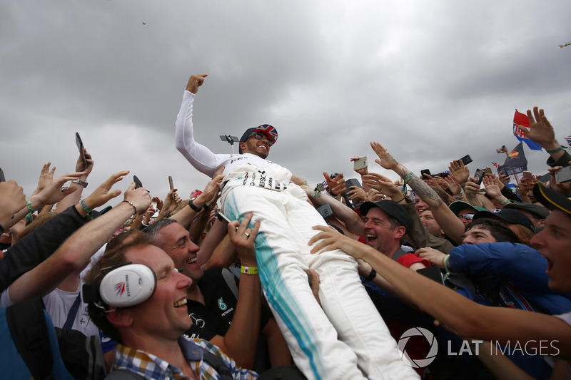 1. Lewis Hamilton, Mercedes AMG F1, mit Fans