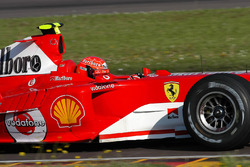 Valentino Rossi, fährt im Ferrari F2004, Geheimtest mit Michael Schumacher's-Ersatzhelmet