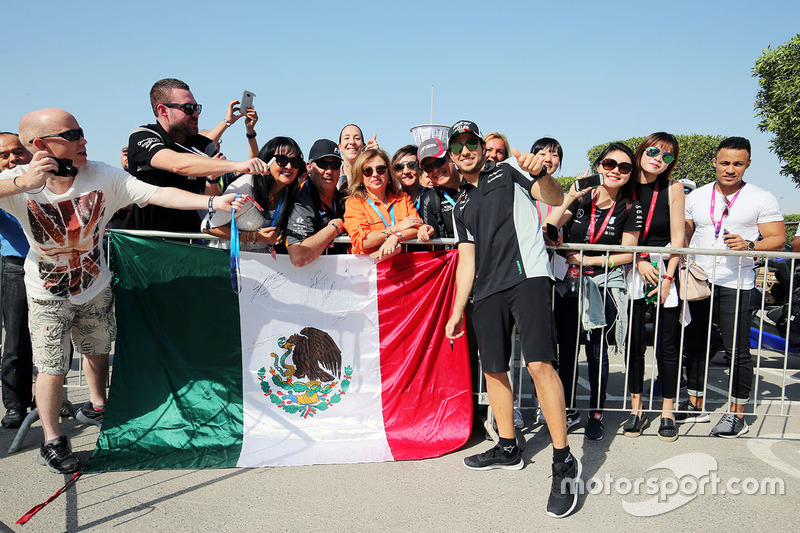 Sergio Pérez, Sahara Force India F1 con fans
