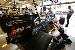 Команда працює над болідом Фернандо Алонсо, McLaren в боксах