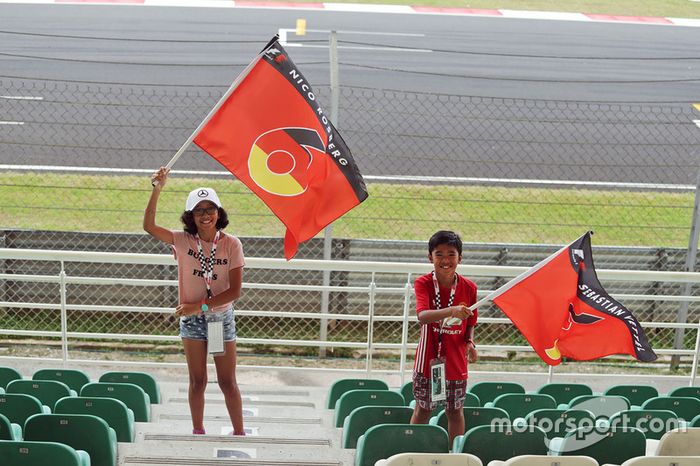 Un joven fan de Nico Rosberg Mercedes AMG F1 y Sebastian Vettel,  Ferrari