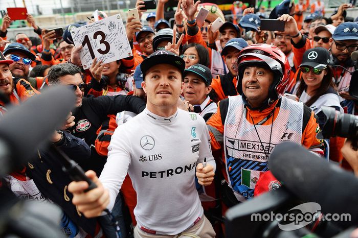 Nico Rosberg con aficionados