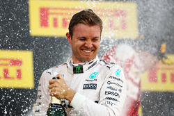 Подиум: победитель - Нико Росберг, Mercedes AMG F1 Team празднует с шампанским