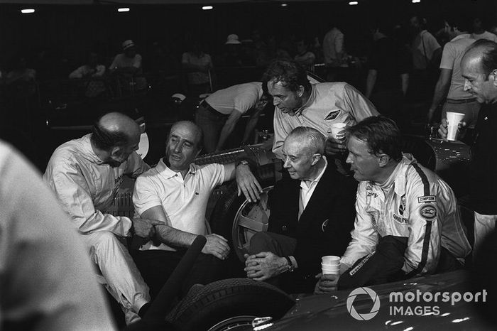 Stirling Moss en conversación con Juan Manuel Fangio y Rene Dreyfus, Phil Hill, Dan Gurney y Maurice Trintignant