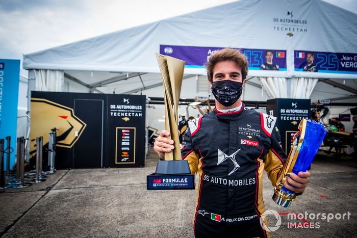 Antonio Félix da Costa, DS Techeetah con su trofeo de campeón