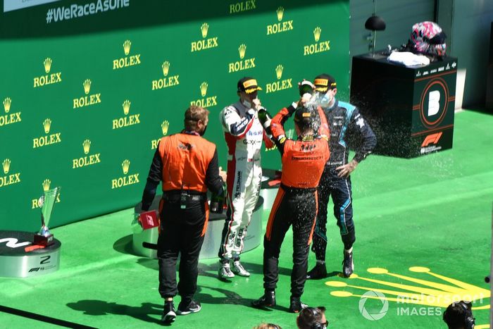 Podio: Felipe Drugovich, MP Motorsport, ouis Deletraz, Charouz Racing System, y Dan Ticktum, Dams