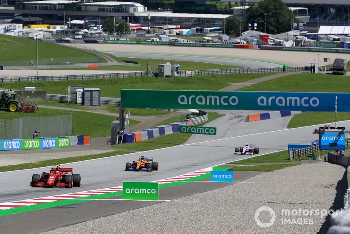 Charles Leclerc, Ferrari SF1000, precede Carlos Sainz Jr., McLaren MCL35, e Lance Stroll, Racing Point RP20