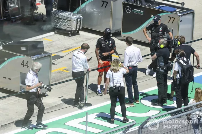 Lewis Hamilton, Mercedes-AMG Petronas F1, es entrevistado antes de la carrera