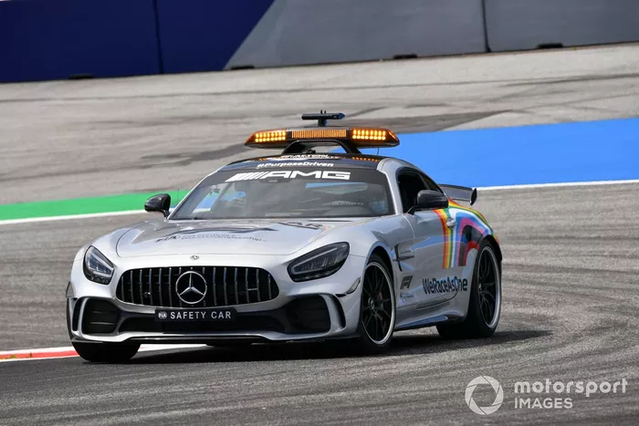 Coche de seguridad con el logotipo 