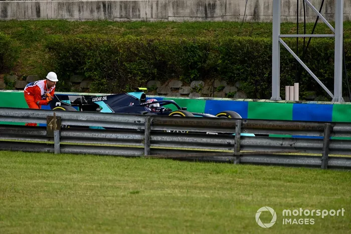 Marshal spingono l'auto di Dan Ticktum, Dams 