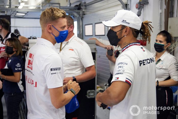 Mick Schumacher, Haas F1, habla con Lewis Hamilton, Mercedes