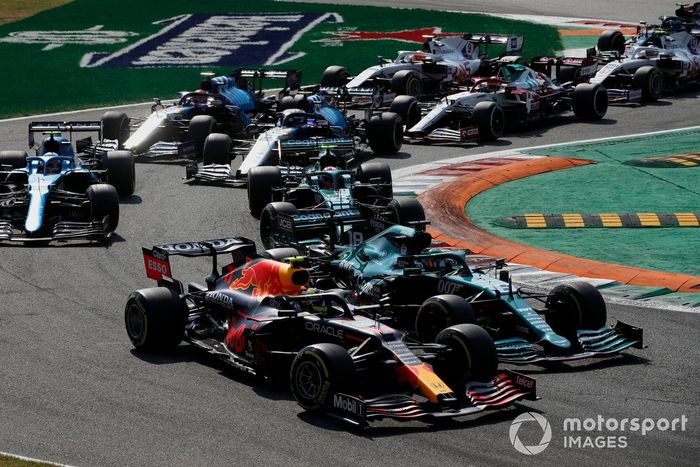 Arrancada: Sergio Pérez, Red Bull Racing RB16B, Lance Stroll, Aston Martin AMR21, Sebastian Vettel, Aston Martin AMR21, Fernando Alonso, Alpine A521, Esteban Ocon, Alpine A521