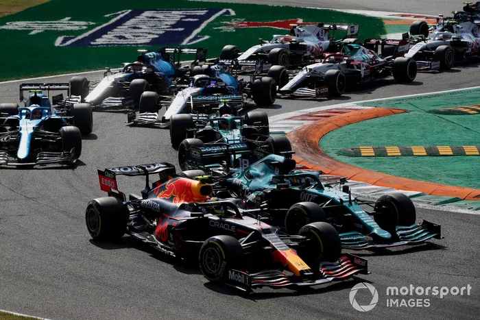 Arrancada: Sergio Pérez, Red Bull Racing RB16B, Lance Stroll, Aston Martin AMR21, Sebastian Vettel, Aston Martin AMR21, Fernando Alonso, Alpine A521, Esteban Ocon, Alpine A521