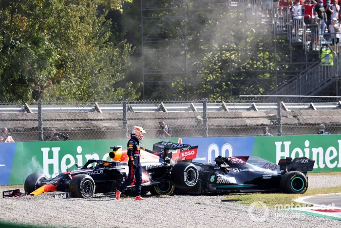 Max Verstappen, Red Bull Racing, se baja de su coche tras la colisión con Lewis Hamilton, Mercedes W12