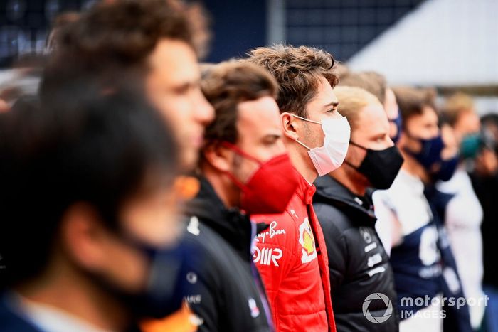 Charles Leclerc, de Ferrari, en la parrilla con los demás pilotos