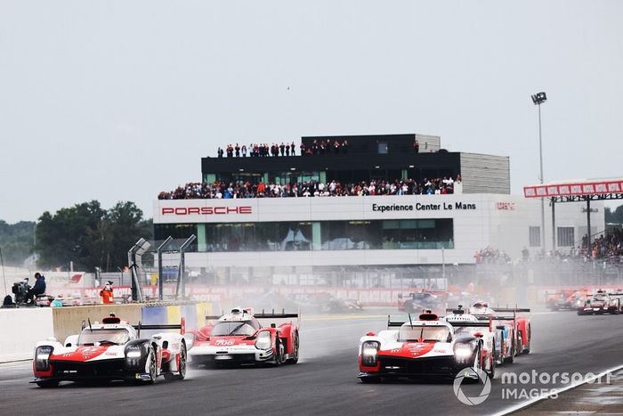 Inicio, #7 Toyota Gazoo Racing Toyota GR010 - Hybrid Hypercar, Mike Conway, Kamui Kobayashi, José María López ,  #8 Toyota Gazoo Racing Toyota GR010 - Hybrid Hypercar, Sebastien Buemi, Kazuki Nakajima, Brendon Hartley
