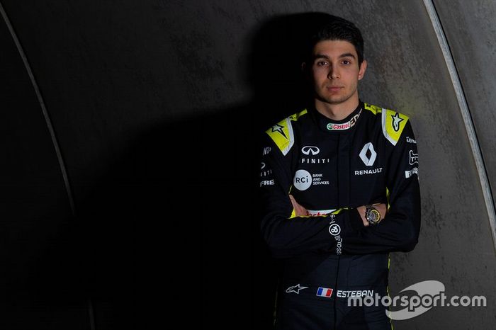 ... antes de que Esteban Ocon se suba al Renault por la tarde