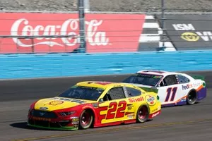 Joey Logano, Team Penske, Ford Mustang Shell Pennzoil, Denny Hamlin, Joe Gibbs Racing, Toyota Camry FedEx Ground