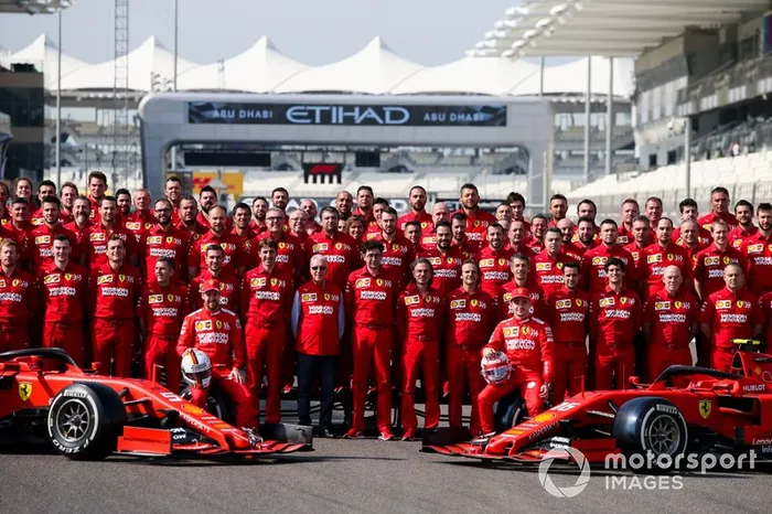 Foto ufficiale del Team Ferrari, che include Sebastian Vettel, Ferrari, Charles Leclerc, Ferrari, Mattia Binotto, Team Principal Ferrari e Laurent Mekies, Direttore Sportivo, Ferrari