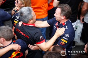Masashi Yamamoto, Director General de Honda Motorsport, y Christian Horner, Director del equipo Red Bull Racing, celebran en Parc Ferme