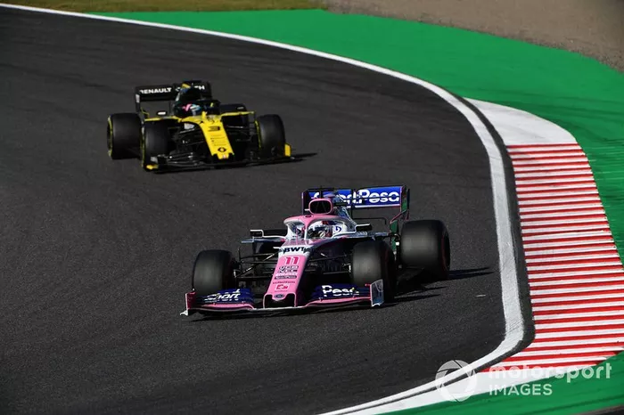 Sergio Perez, Racing Point RP19, y Daniel Ricciardo, Renault F1 Team R.S.19