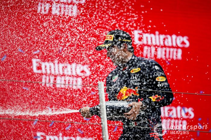 Podio: tercer lugar Sergio Pérez, Red Bull Racing