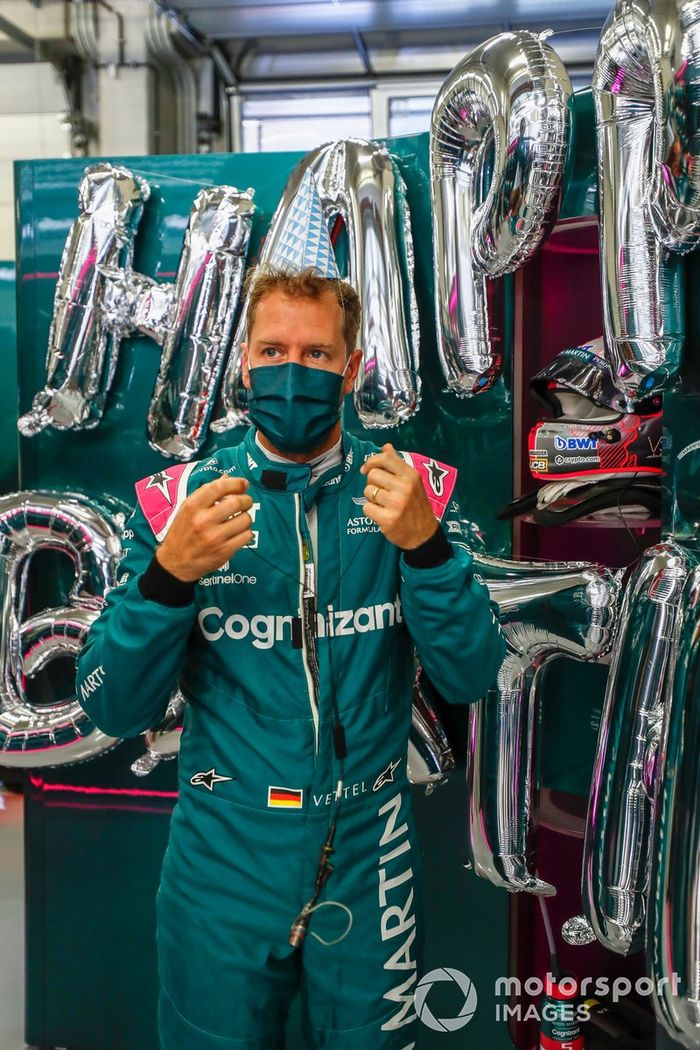 Sebastian Vettel, Aston Martin, en el garaje celebra su cumpleaños