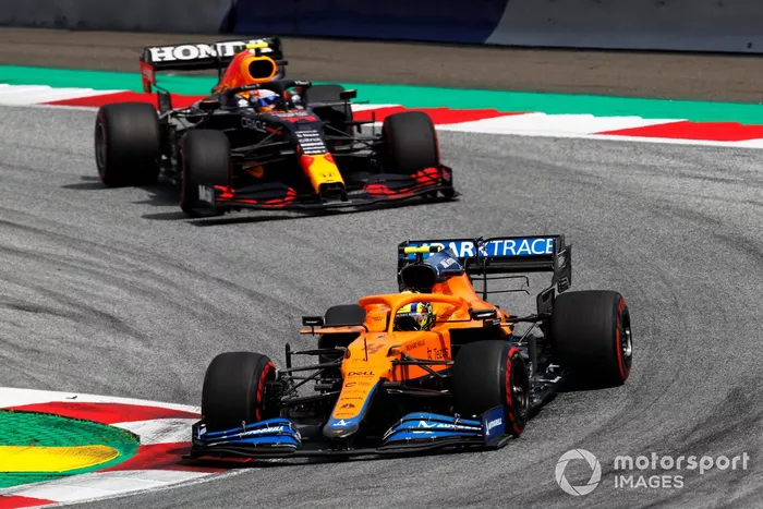 Lando Norris, McLaren MCL35M, Sergio Pérez, Red Bull Racing RB16B