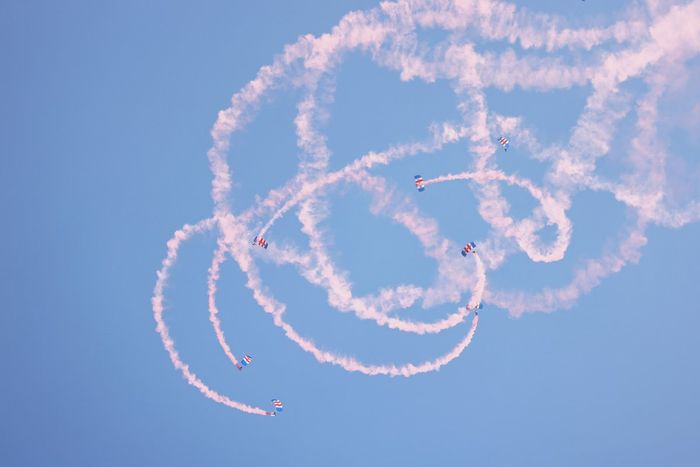 El equipo de exhibición de paracaidistas de los halcones de la RAF
