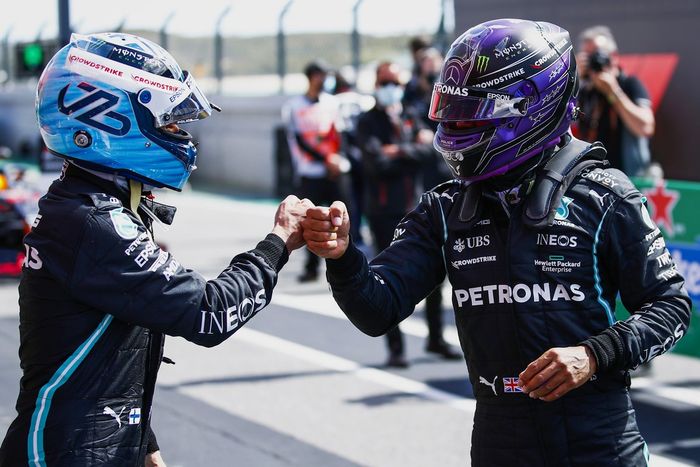 Ganador de la pole Valtteri Bottas, Mercedes, es felicitado por su compañero de equipo Lewis Hamilton, de Mercedes, en Parc Ferme