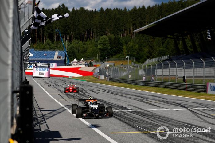 Alice Powell adelanta a Sarah Moore para ganar la carrera