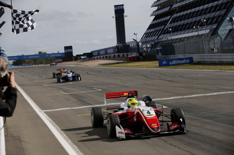 Ganador de la carrera Mick Schumacher, PREMA Theodore Racing Dallara F317 - Mercedes-Benz