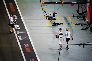 Esteban Ocon, Racing Point Force India, revient au stand après son crash