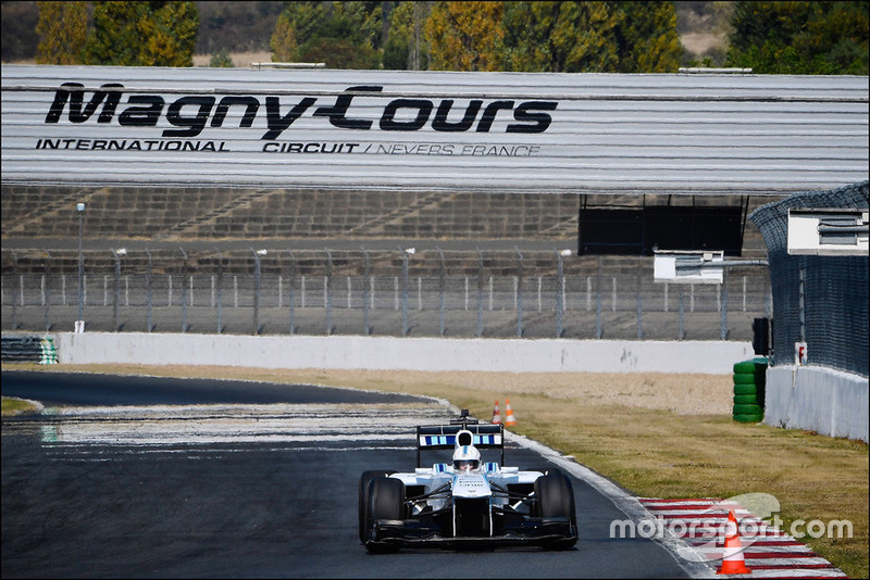 Een Smartphone-gamer test een Williams F1-wagen